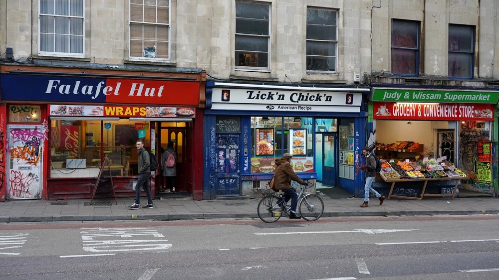Butikker og murmalerier på Stokes Croft i Bristol
