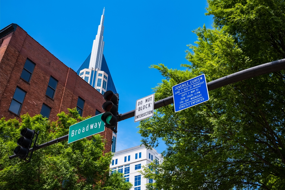 Broadway i downtown Nashville med ældre og moderne bygninger