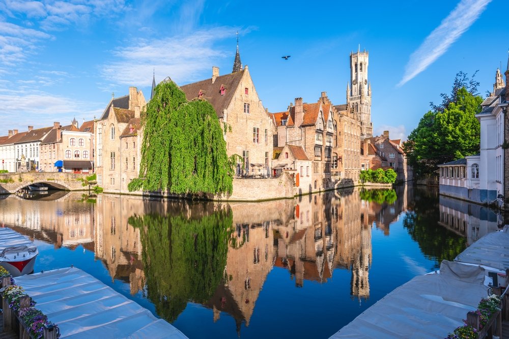 Rozenhoedkaai med kanalen og klokketårnet Belfort i Brugge