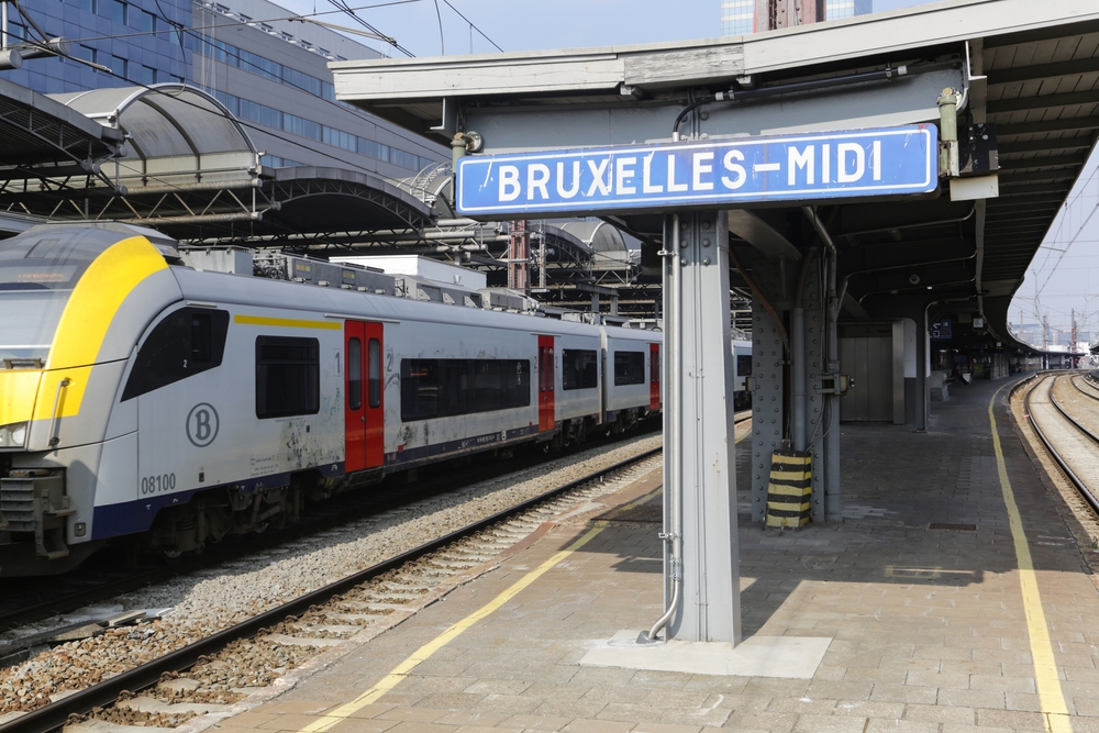 Spor og tog på stationen Bruxelles-Midi i Bruxelles