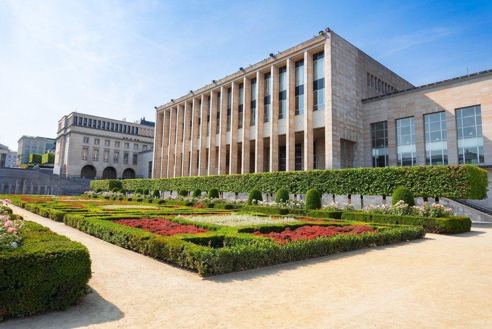 Haven på Mont des Arts i Bruxelles med nationalbiblioteket i baggrunden