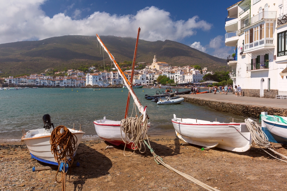 Kirken Santa Maria og bådene i havnen i Cadaqués