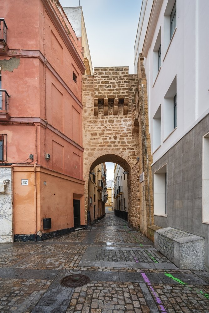 Middelalderporten Arco de la Rosa i kvarteret El Pópulo i Cádiz