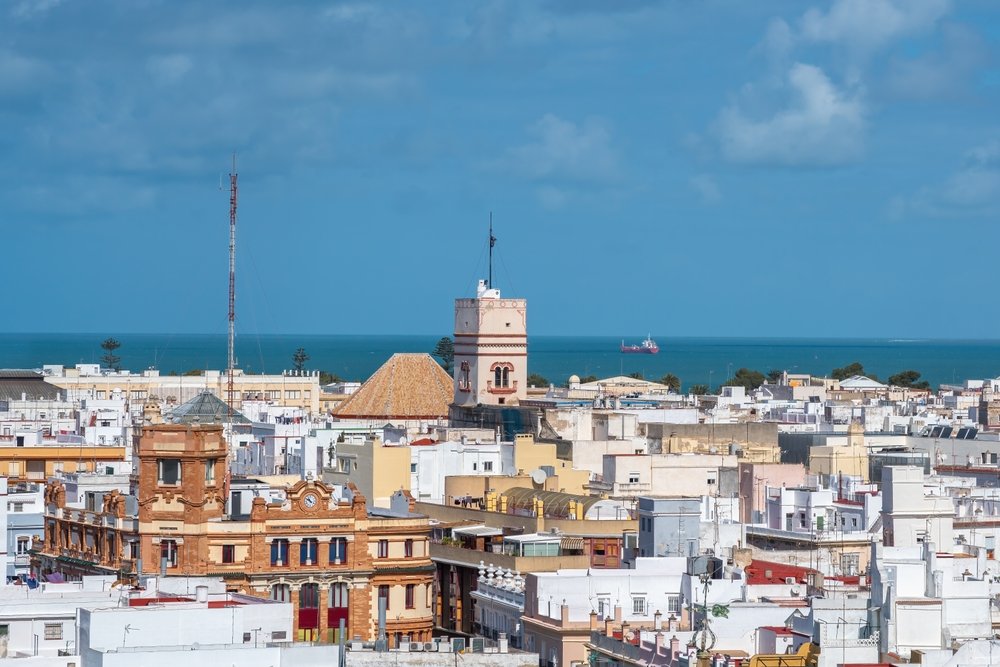 Tagene i Cádiz' Old Town med udkigstårnet Torre Tavira set fra luften