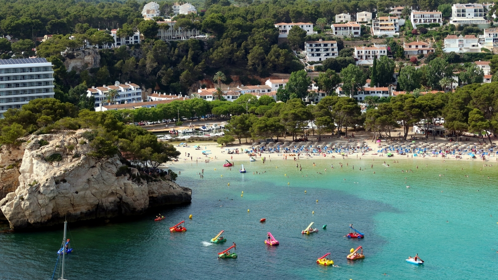 Bugten og stranden Cala Galdana på Menorca set fra luften