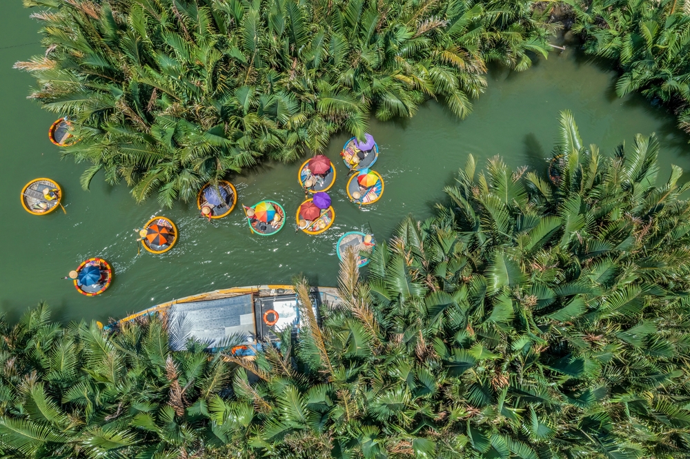 Kurvebåde i kokosskoven Bay Mau i Cam Thanh ved Hoi An