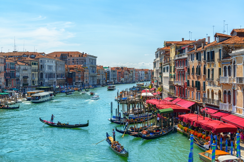 Canal Grande i Venedig med gondoler og vandbusser set fra Rialtobroen