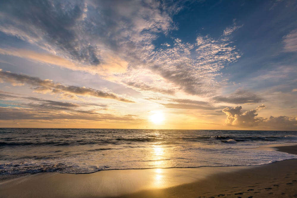 Solnedgang over stranden Batu Bolong i Canggu på Bali