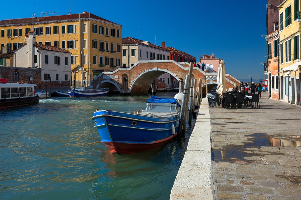 Kanal i Cannaregio i Venedig med broen Ponte dei Tre Archi