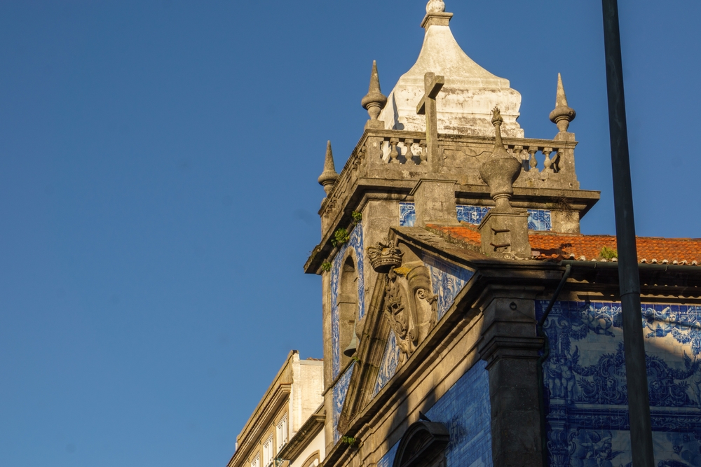Tårnet og den flisebeklædte facade på Capela das Almas ved Rua de Santa Catarina i Porto