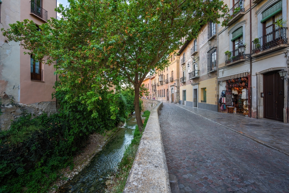Den kendte gade Carrera del Darro langs floden Darro i Granada