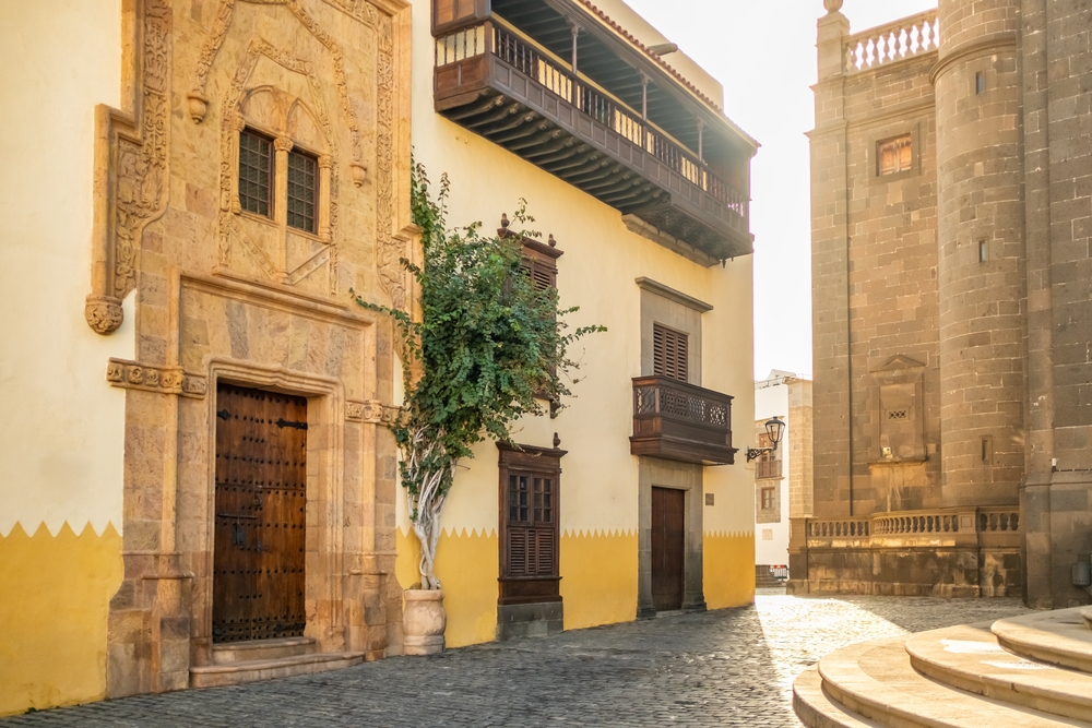 Den udskårne stenfacade på Casa de Colón i Las Palmas de Gran Canaria