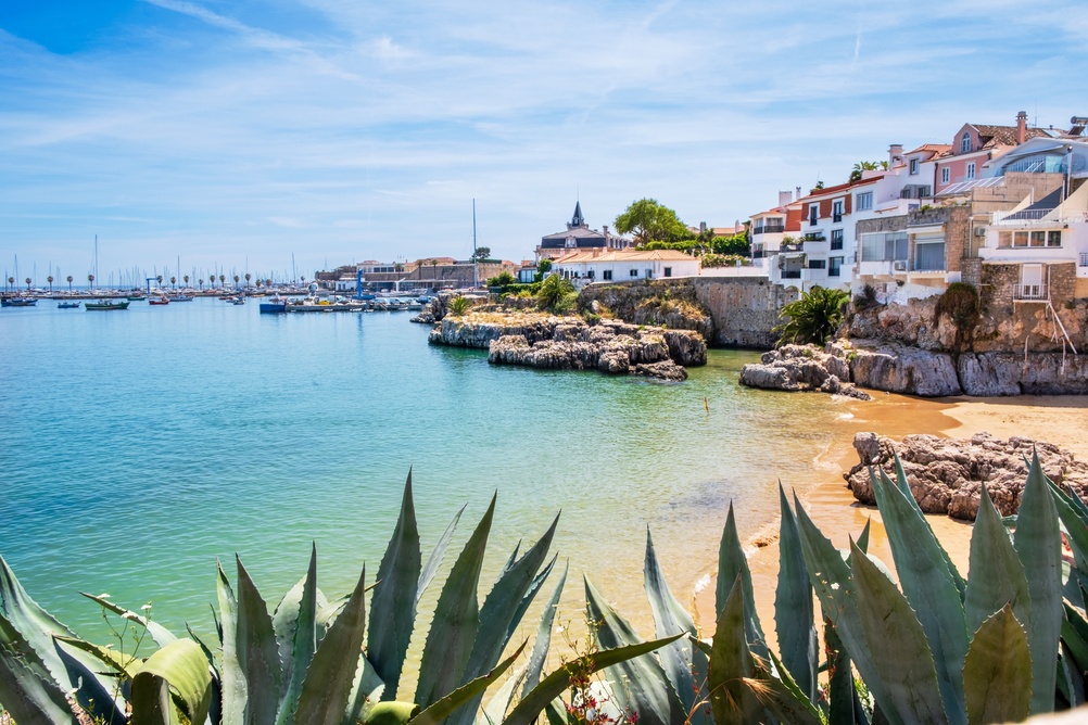 Kystbyen Cascais med klipper ved stranden Praia da Rainha