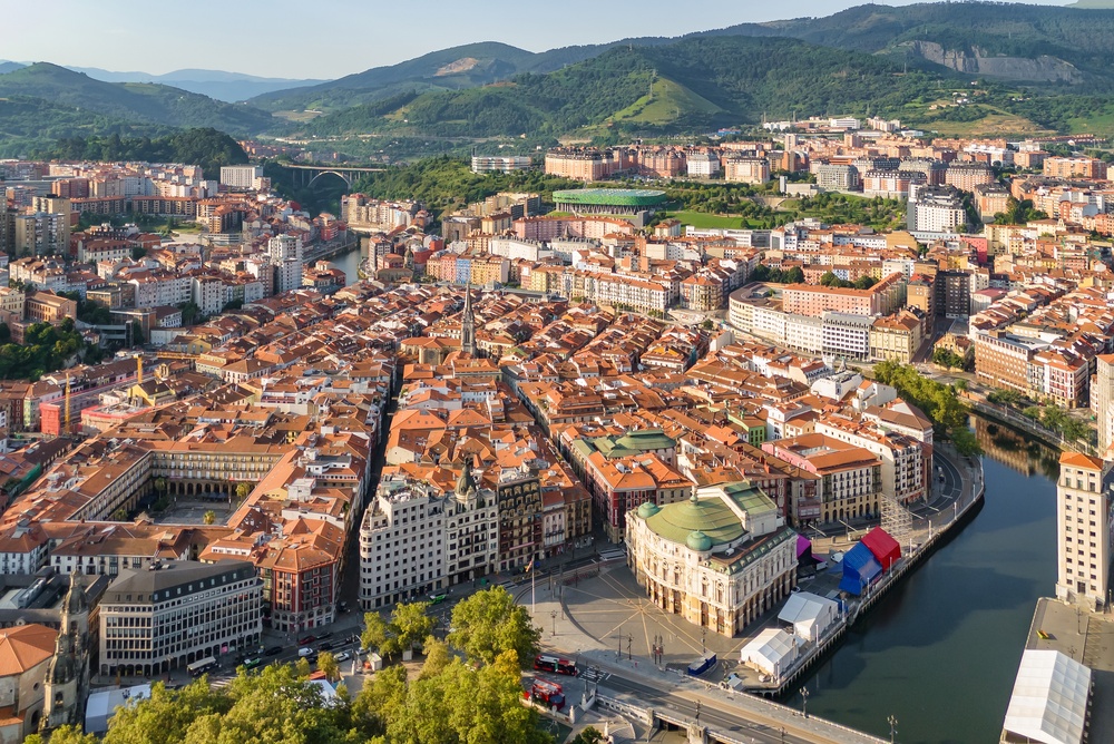 Luftfoto af Old Town Casco Viejo i Bilbao med røde tegltage