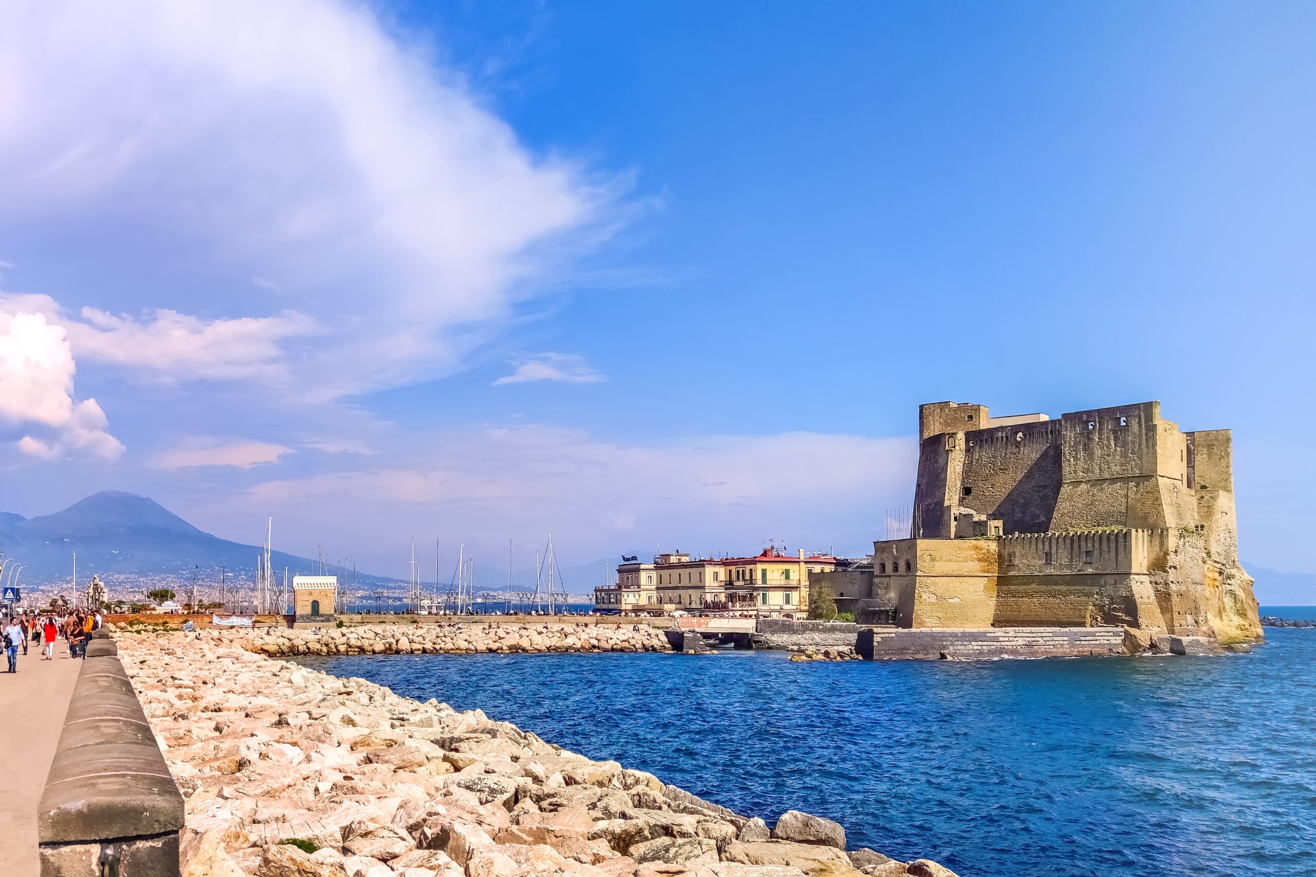 Castel dell'Ovo med Vesuv i baggrunden
