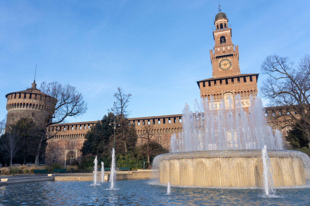 Filarete-tårnet og springvandet foran Castello Sforzesco i Milano