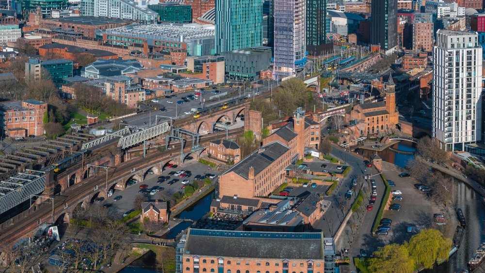 Castlefield med kanaler, pakhuse og jernbaneviadukter i Manchester