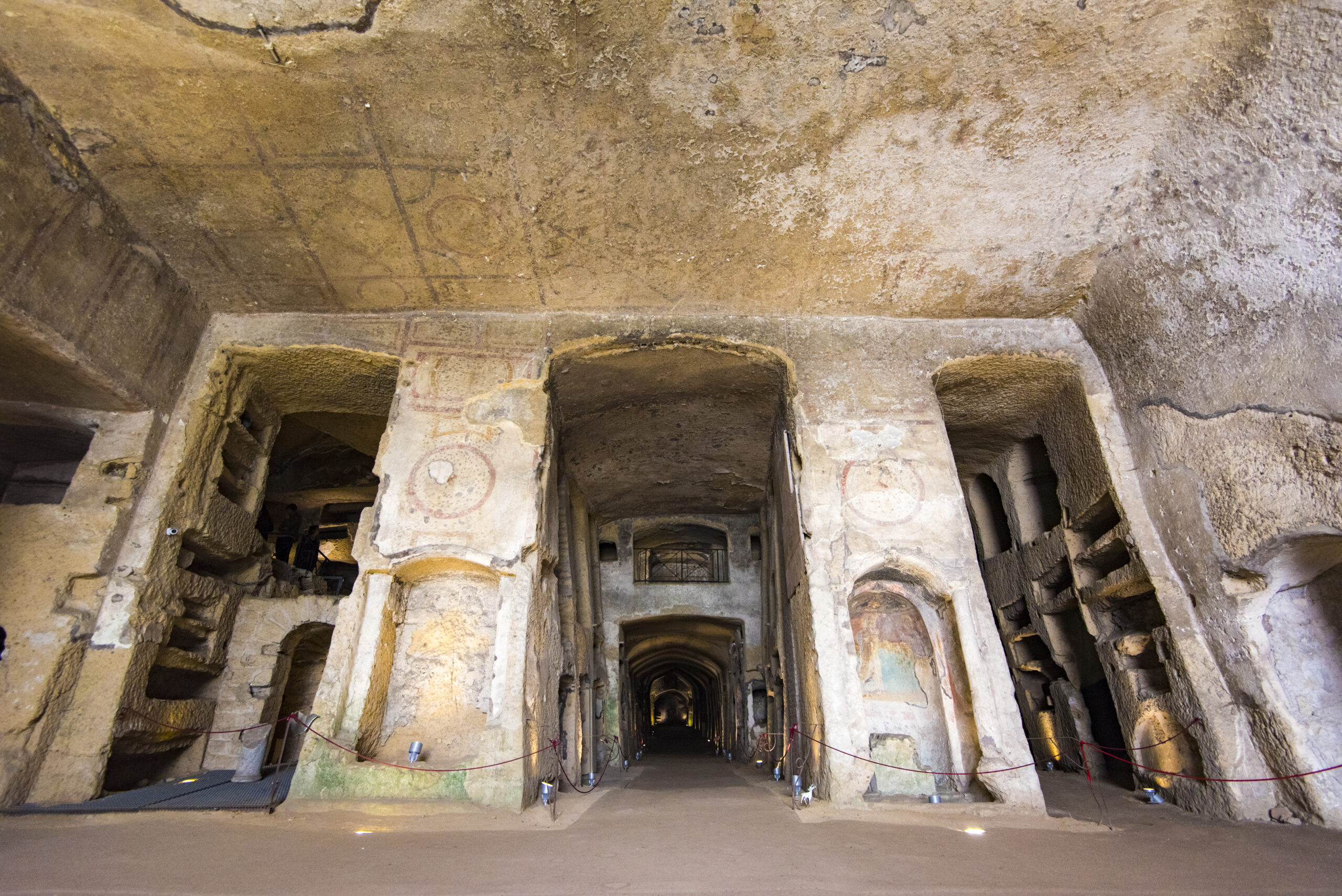 Inde i Catacombe di San Gennaro i Napoli