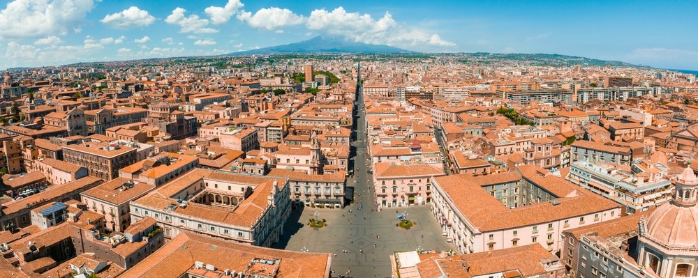 Via Etnea i Catania set fra luften med Etna for enden af gaden