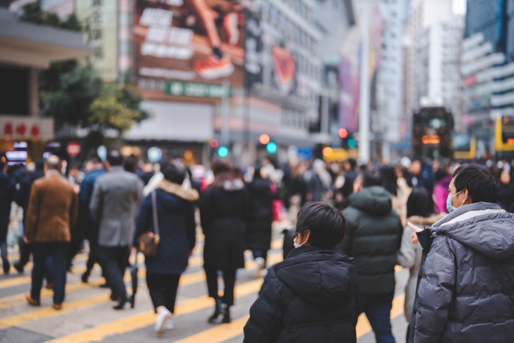 Travle gader i shoppingområdet Causeway Bay i Hongkong