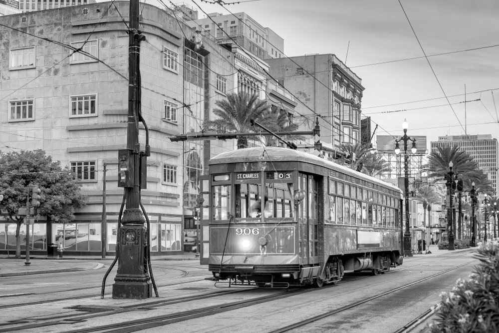 Streetcar i downtown New Orleans i skumringen