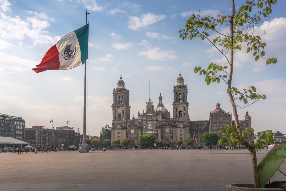 Zócalo med det mexicanske flag og katedralen i Centro Histórico i Mexico City