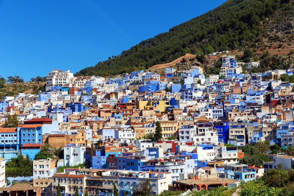 De blå huse i Chefchaouen på bjergsiden i Rifbjergene