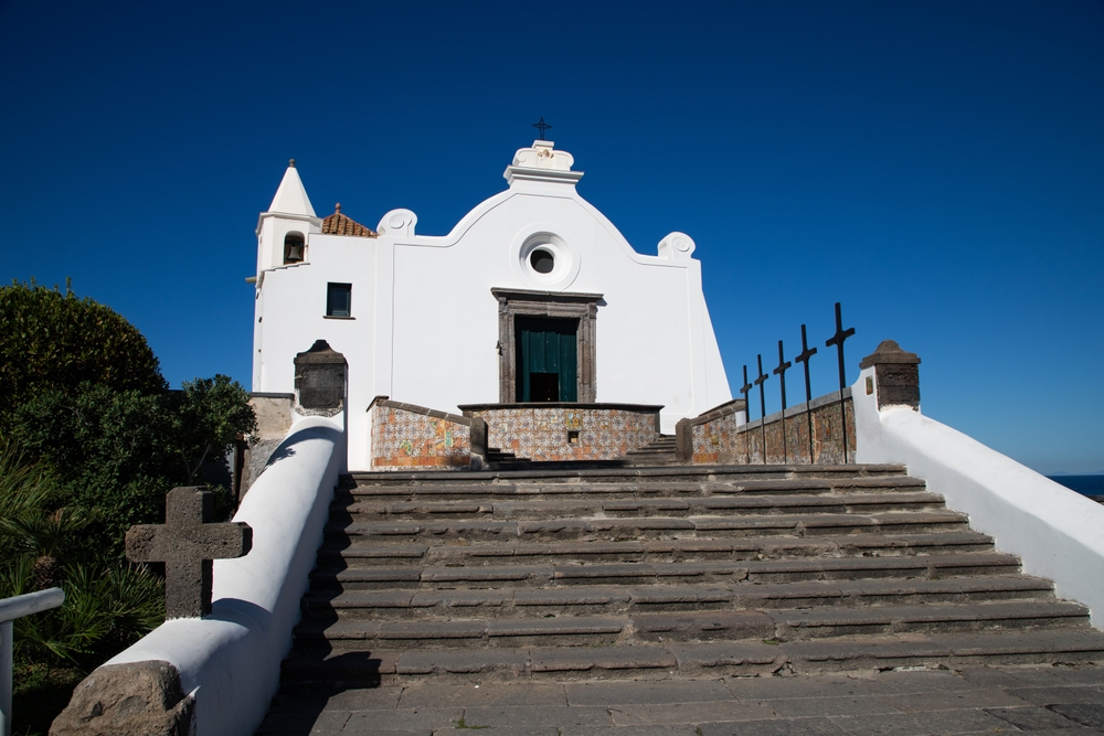 Den hvide kirke Chiesa del Soccorso i Forio på Ischia