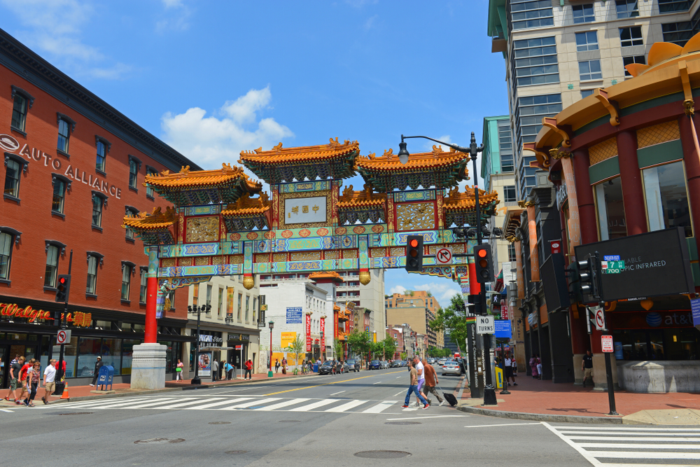 Friendship Archway over H Street i Chinatown i Penn Quarter