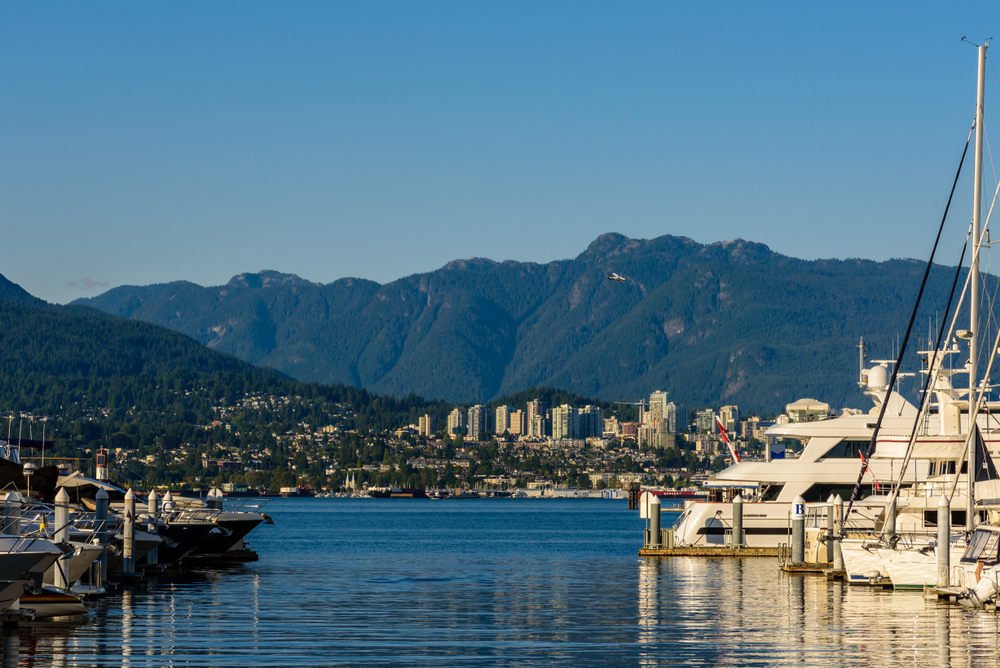 Både i marinaen i Coal Harbour i Vancouver en solrig sommerdag