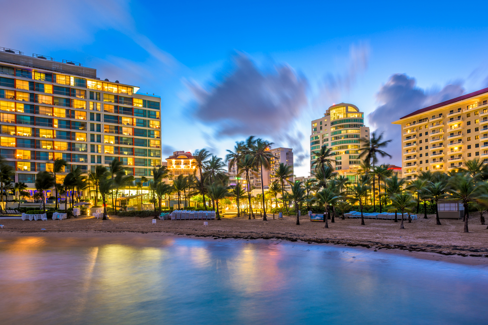 Hoteller og højhuse langs Condado Beach i San Juan
