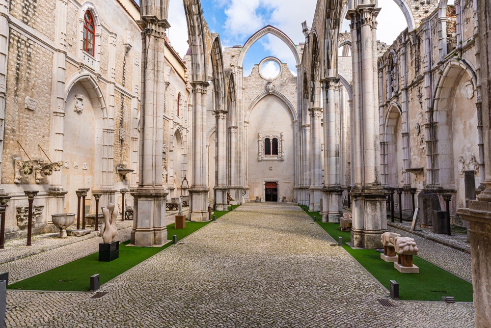 Ruinerne af Convento do Carmo med gotiske buer og åbent tag i Lissabon