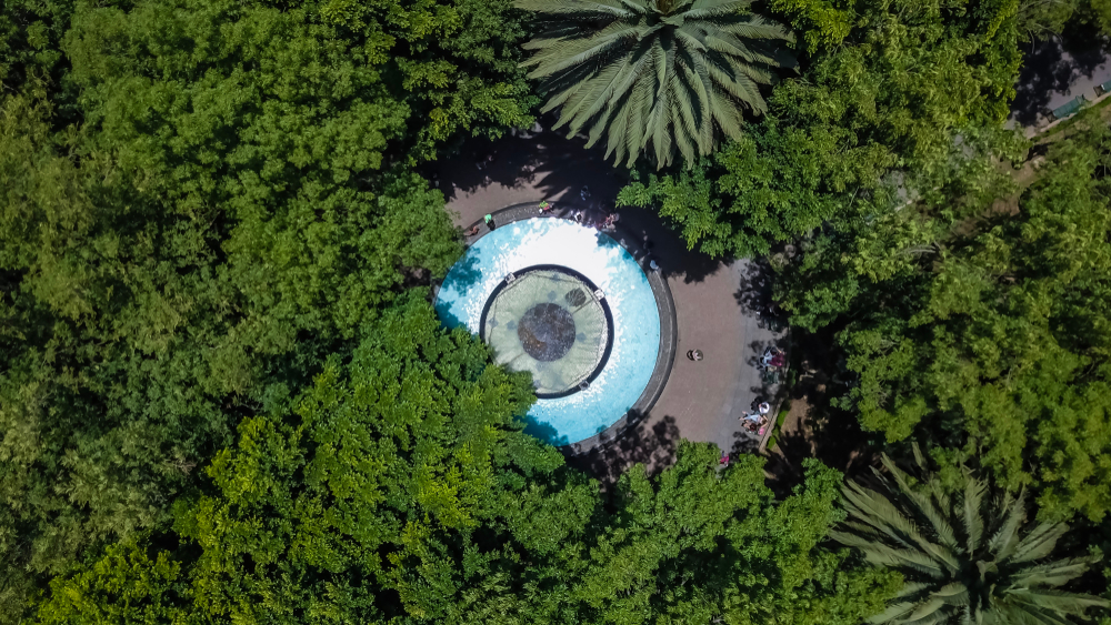 Luftfoto af kirken og parken i Coyoacán i Mexico City