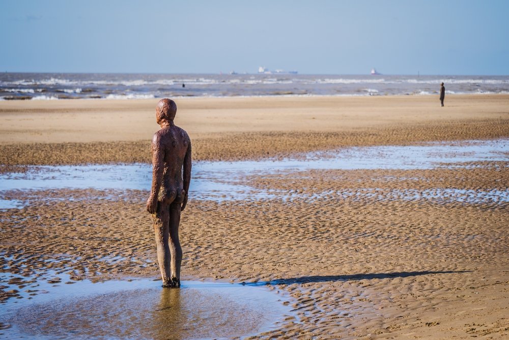 Jernfigurer fra Another Place af Antony Gormley på Crosby Beach