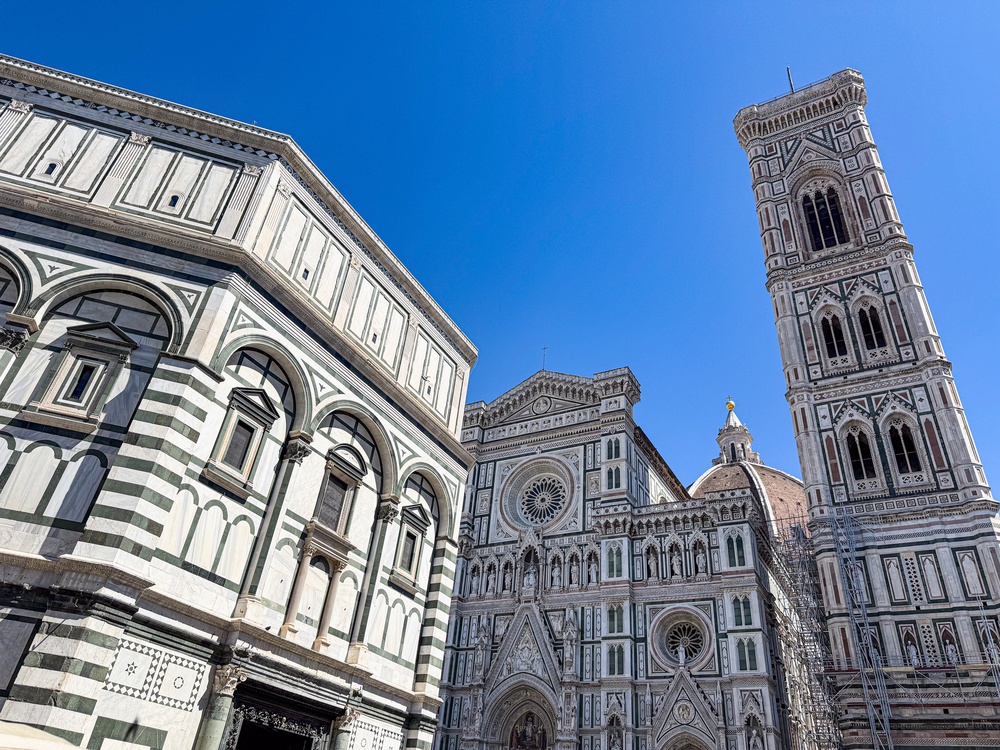 Dåbskapellet San Giovanni, domkirkens facade og Giottos klokketårn i Firenze