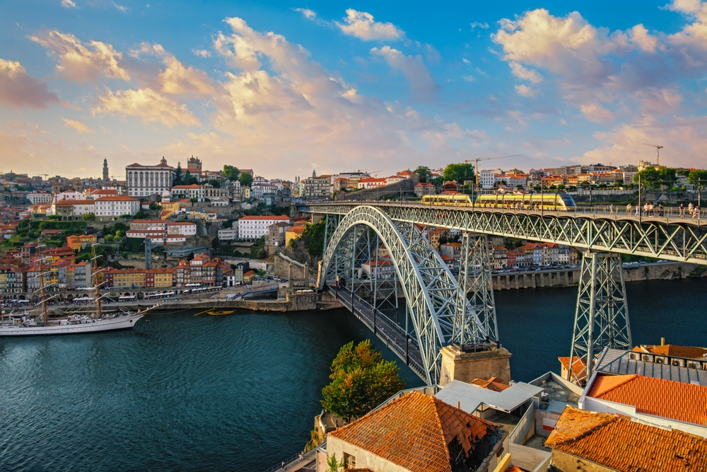 Dom Luís I-broen over Douro-floden set fra Jardim do Morro med udsigt til Porto