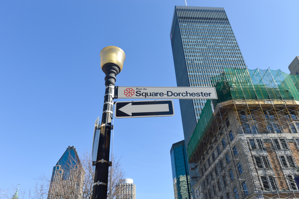 Square Dorchester mellem højhusene i downtown Montreal