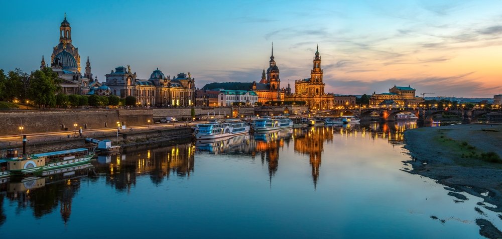 Dresdens Old Town med kirketårne og Augustusbrücke over Elben i aftenlys