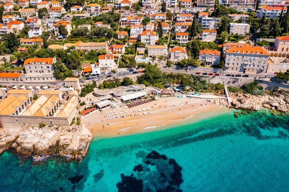 Banje-stranden i Dubrovnik med Old Town og bymuren i baggrunden