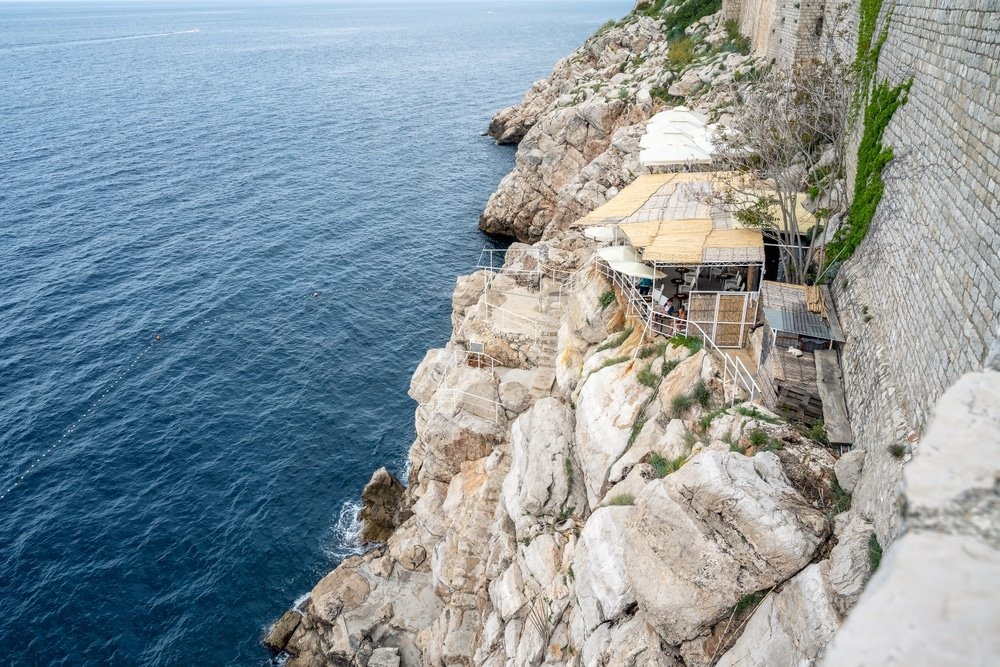 Buža-bar på klipperne uden for bymuren i Dubrovnik