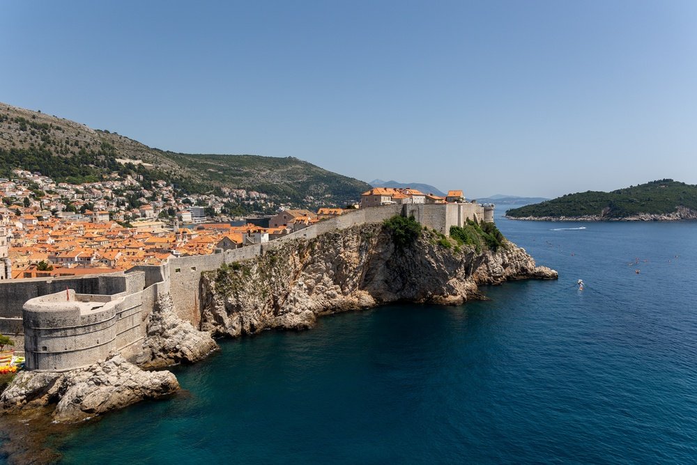 Bymuren i Dubrovnik med udsigt over Old Town og Adriaterhavet