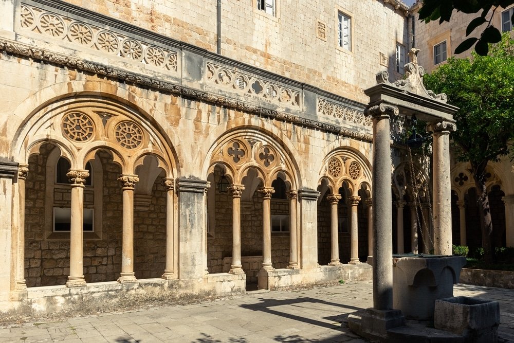 Klostergården i dominikanerklosteret i Dubrovnik