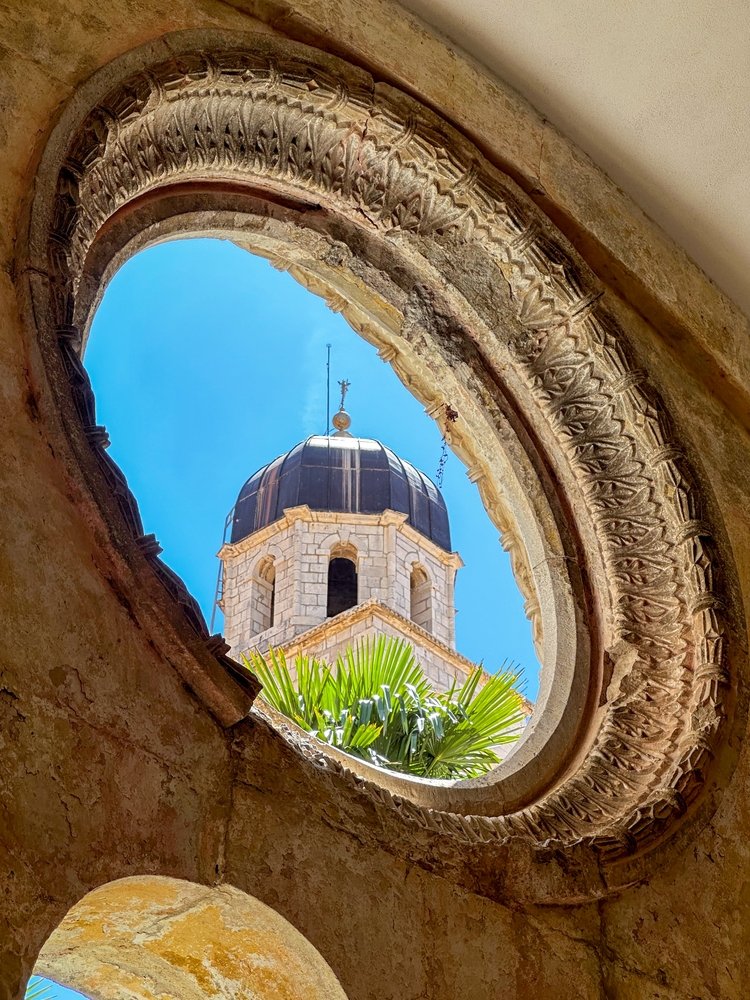 Klostergården i franciskanerklosteret i Dubrovnik