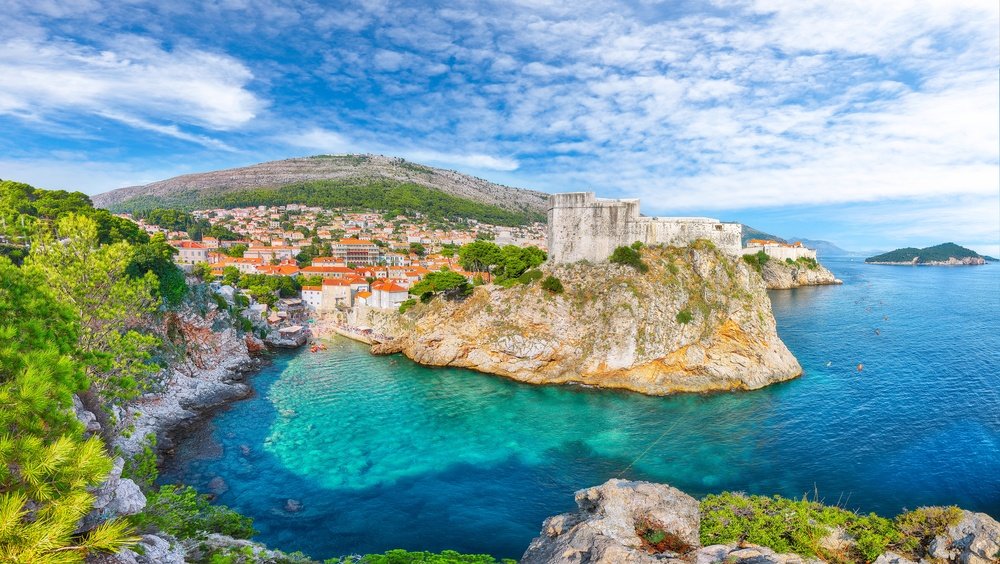 Kajakker på havet under bymuren og Bokar-fortet i Dubrovnik
