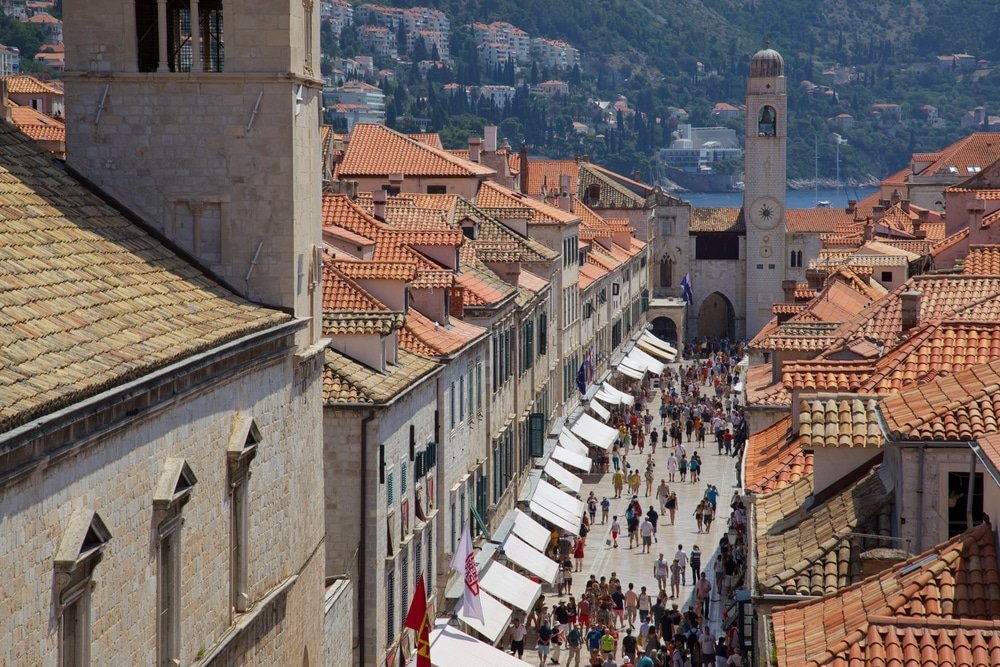 Hovedgaden Stradun i Dubrovniks Old Town set fra bymuren
