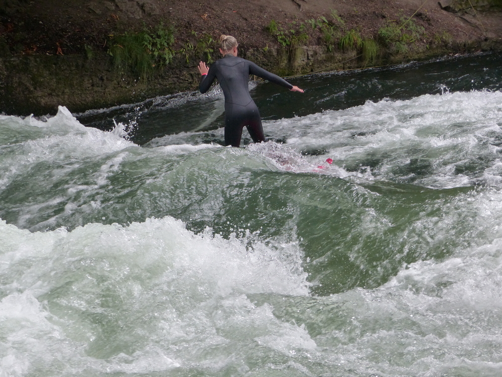 Surfer på Eisbach-bølgen ved Englischer Garten i München