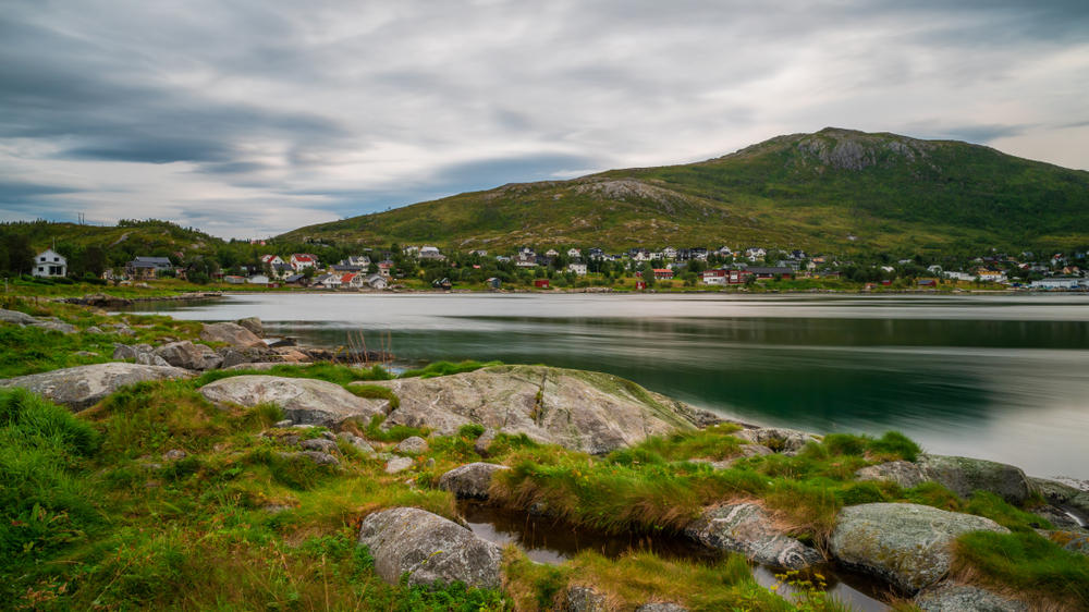 Panoramaudsigt over Ersfjorden og landsbyen Ersfjordbotn på Kvaløya