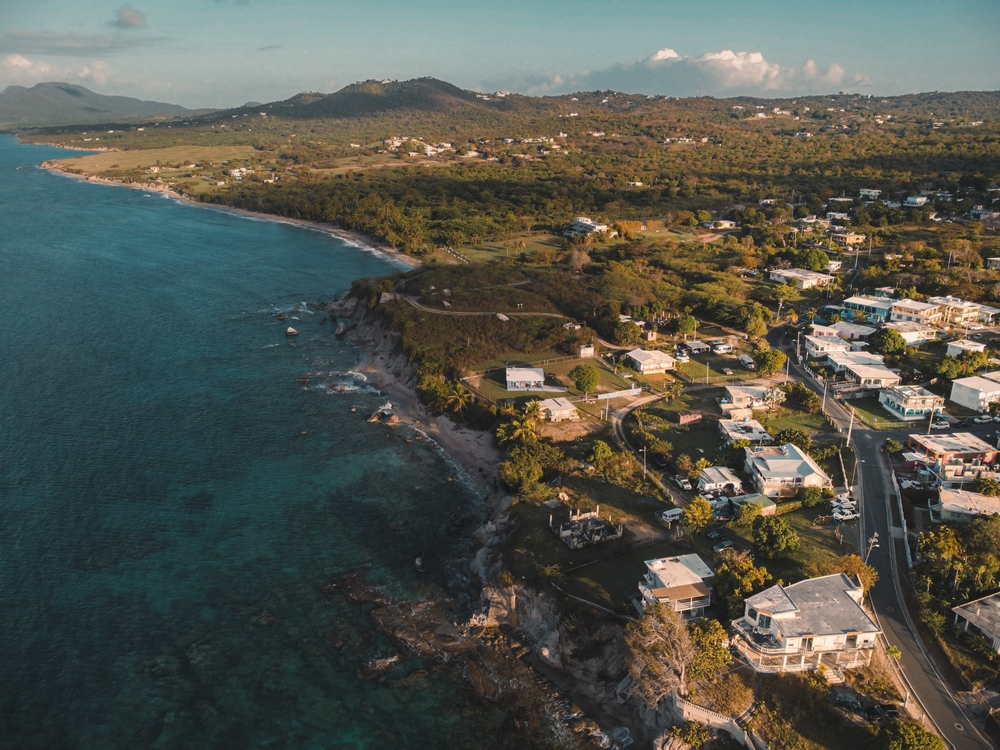 Esperanza på Vieques set fra luften med det blå hav
