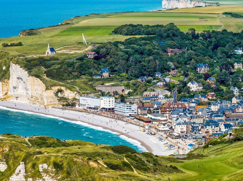 De hvide kalkklipper med buen Porte d'Aval og klippenålen ved Étretat