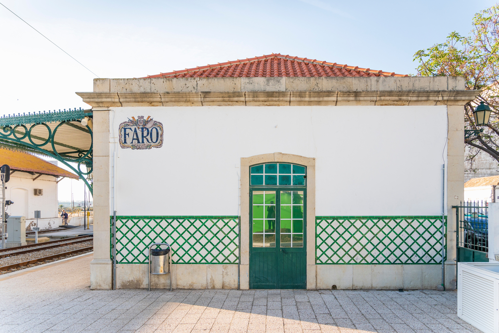 Den hvide stationsbygning i Faro i Algarve